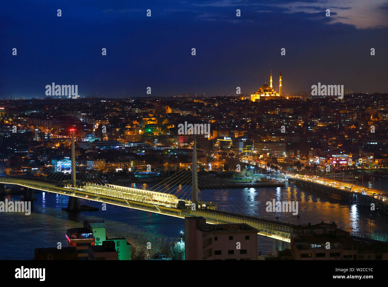 Vista notturna di Istanbul e Big Horn dalla Torre di Galata, sul Bosforo, Istanbul, Turchia Foto Stock