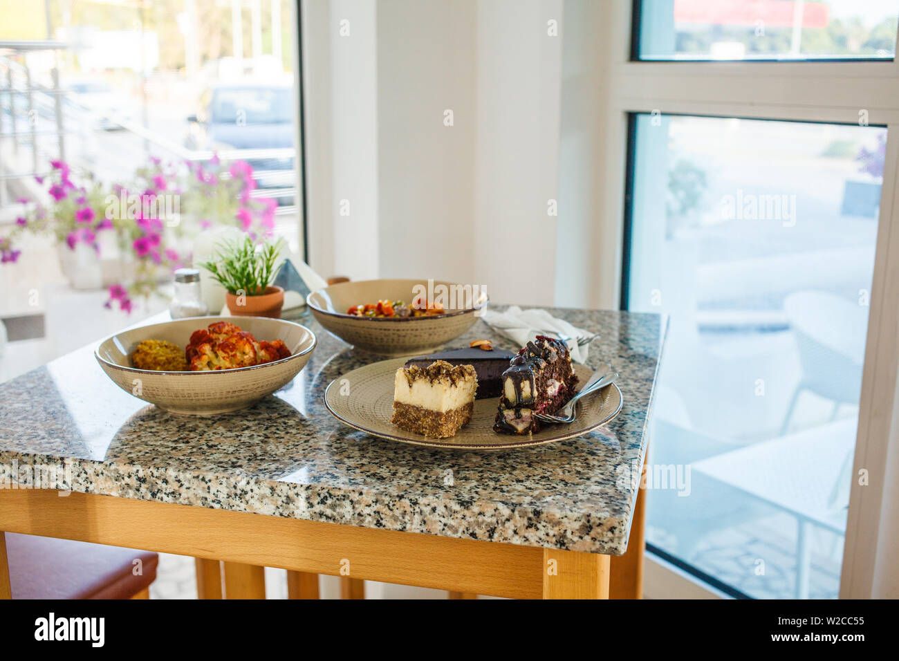 Vegan cafe tabella. Cibo vegetariano e dolci sulla tavola. Foto Stock