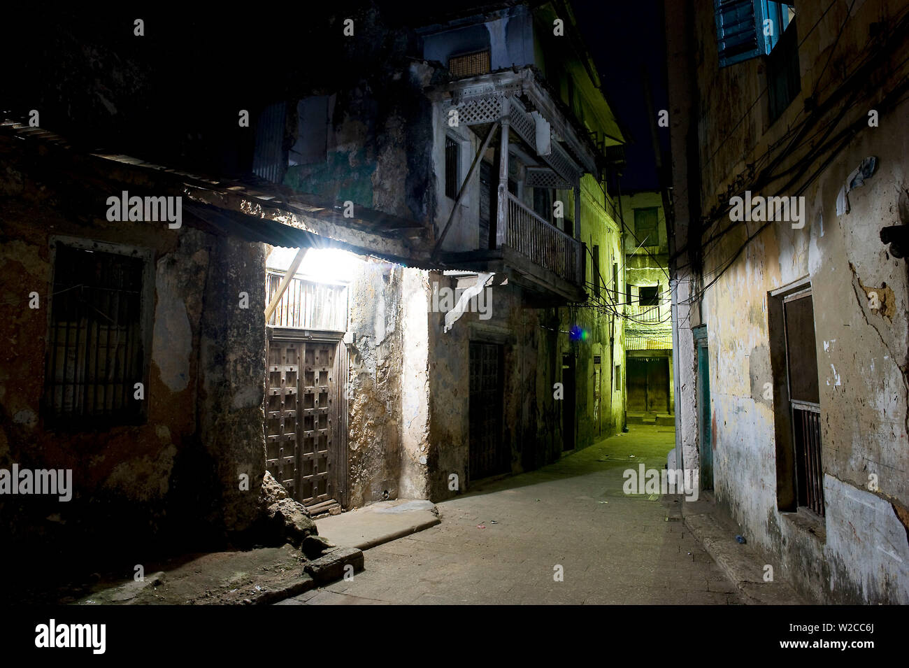 Tempo di notte scena di strada nella città di pietra, isola di Unguja, arcipelago di Zanzibar, Tanzania Foto Stock