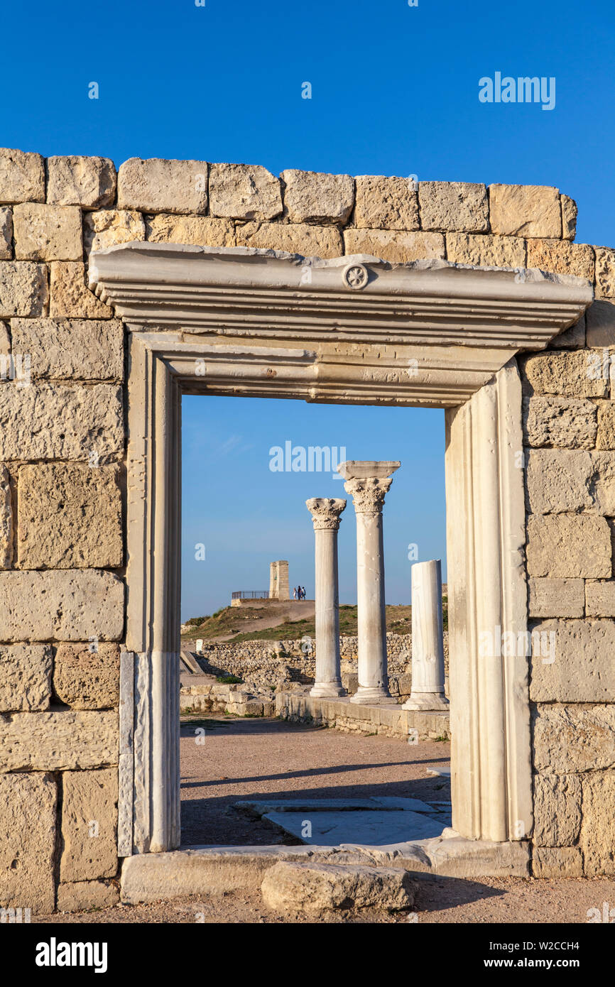 Ucraina, Crimea, Sebastopoli, Khersoness, le colonne e il portico della chiesa paleocristiana Foto Stock