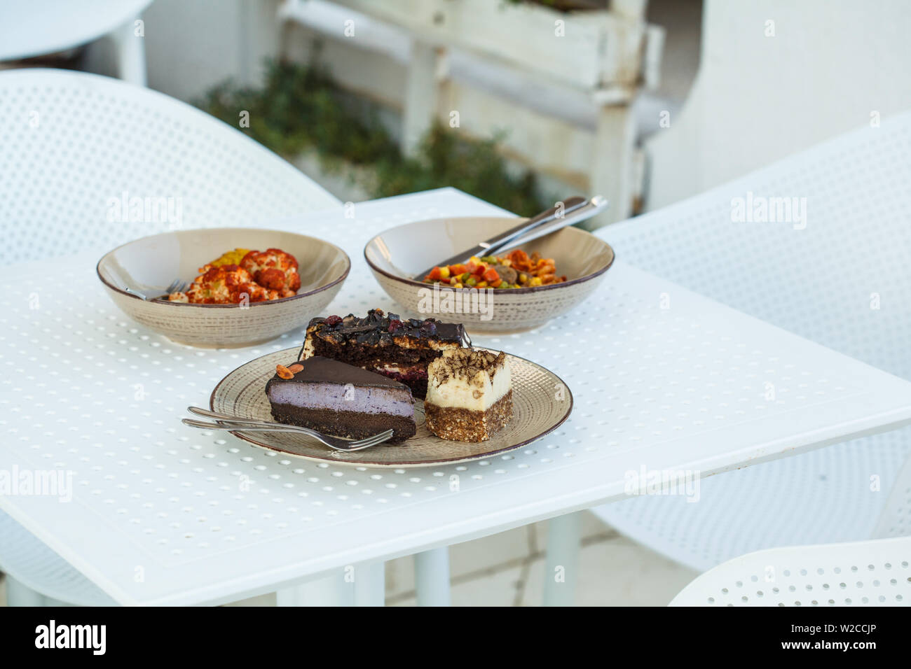 Vegan cafe tabella. Cibo vegetariano e dolci sulla tavola. Foto Stock