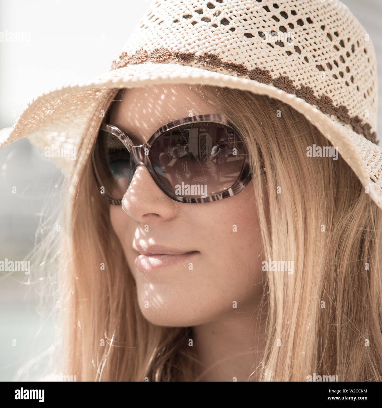 Donna che indossa summery hat, Dubai, Emirati arabi uniti (MR) Foto Stock