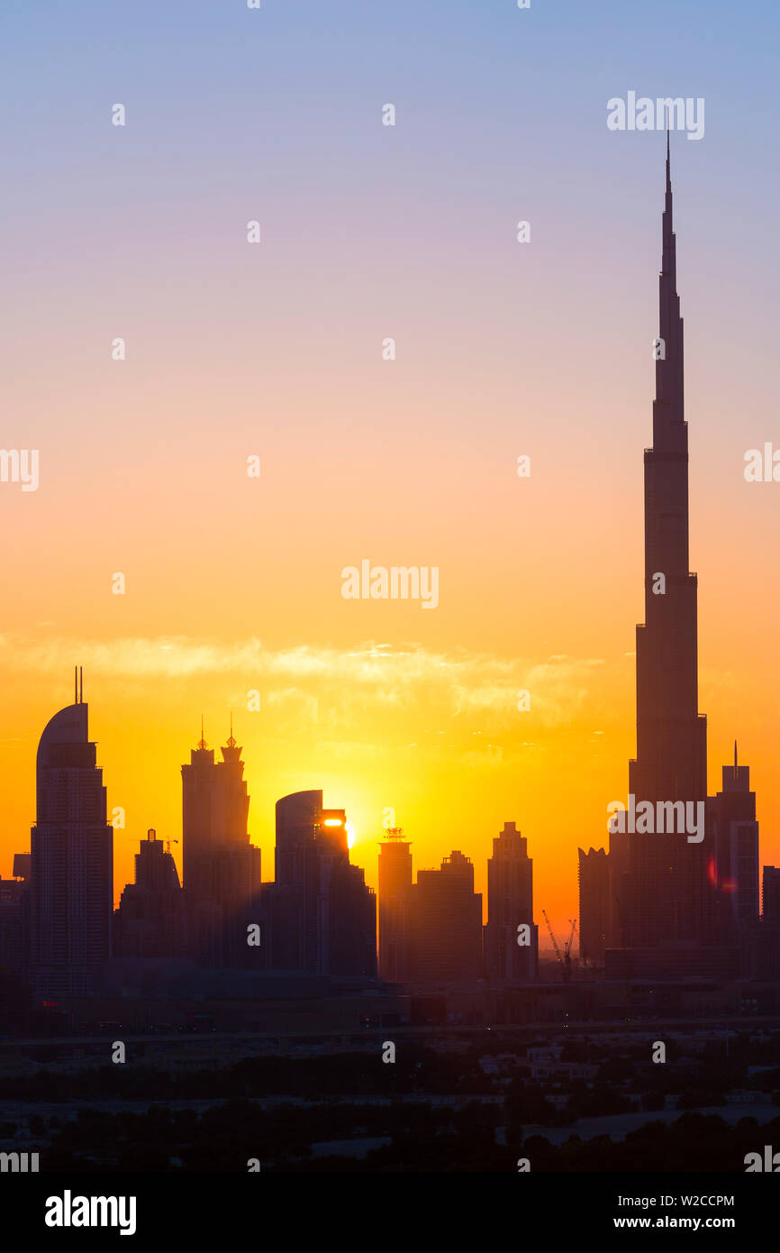 Emirati Arabi Uniti Dubai, vista in elevazione del nuovo skyline di Dubai e Burj Khalifa, architettura moderna e skyscrappers su Sheikh Zayed Road Foto Stock