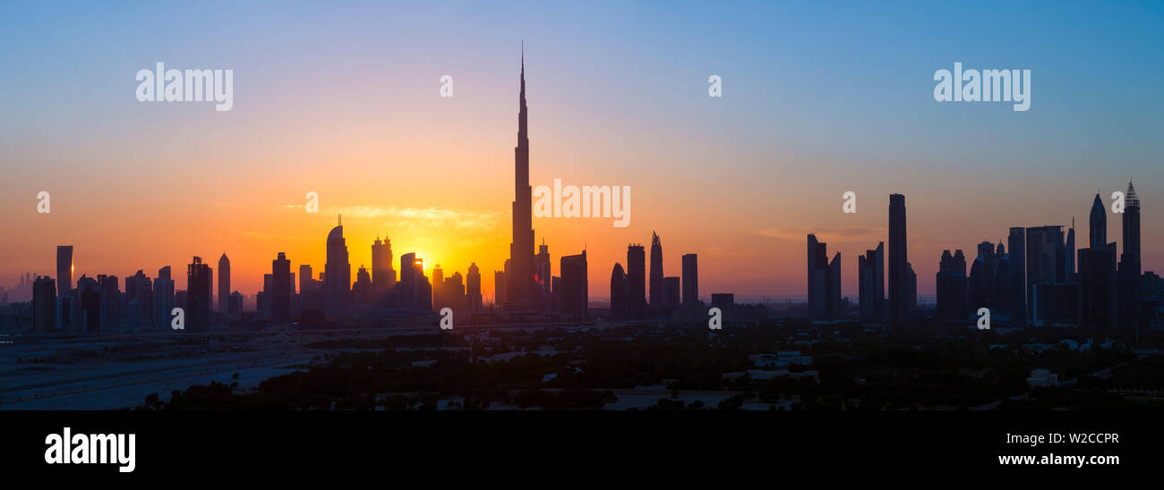 Emirati Arabi Uniti Dubai, vista in elevazione del nuovo skyline di Dubai e Burj Khalifa, architettura moderna e skyscrappers su Sheikh Zayed Road Foto Stock