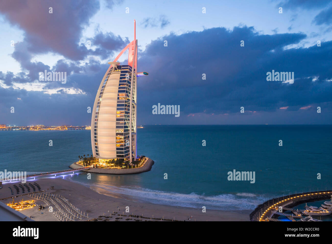 Jumeirah Beach, il Burj Al Arab Hotel, Dubai, Emirati Arabi Uniti, Medio Oriente Foto Stock