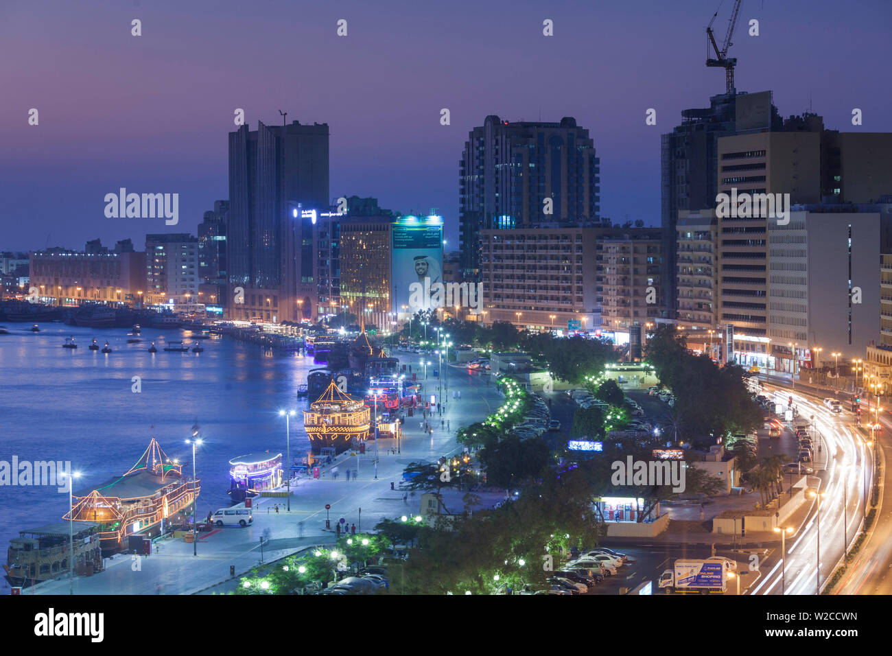 I UAE Dubai, Deira, vista in elevazione del Dubai Creek, crepuscolo Foto Stock
