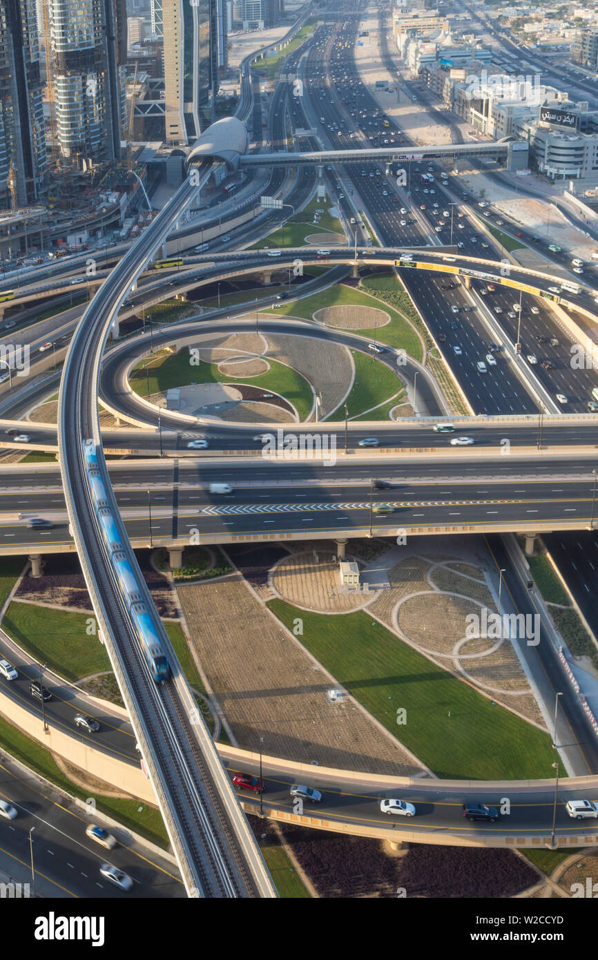 Emirati Arabi Uniti Dubai Sheikh Zayed Road e il centro finanziario di Interscambio stradale Foto Stock
