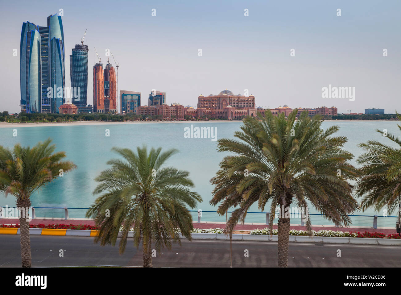 Emirati Arabi Uniti, Abu Dhabi, vista dello skyline della città guardando verso Etihad Torri, il Royal Rose Hotel e The Emirates Palace Hotel Foto Stock