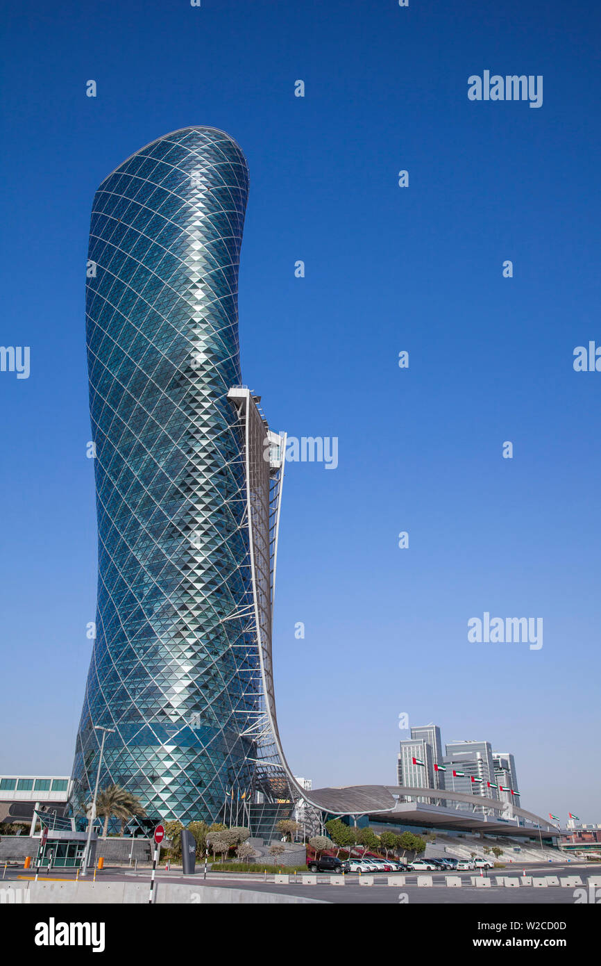 Emirati Arabi Uniti, Abu Dhabi, Hyatt Capital Gate Hotel, situato nella capitale iconico Edificio Gate, la quale si appoggia un record assoluto di 18 gradi.Â parte del Centro Nazionale Espositivo di Abu Dhabi(ADNEC), la più grande conferenza e sede espositiva nel Medio Oriente. Foto Stock