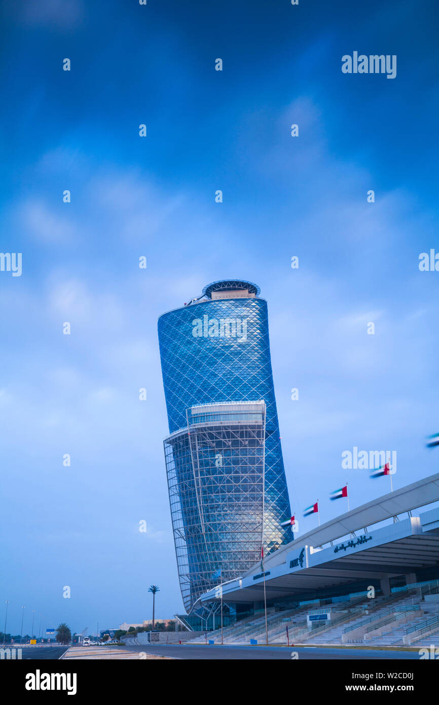 Emirati Arabi Uniti, Abu Dhabi, Hyatt Capital Gate Hotel, situato nella capitale iconico Edificio Gate, la quale si appoggia un record assoluto di 18 gradi.Â parte del Centro Nazionale Espositivo di Abu Dhabi(ADNEC), la più grande conferenza e sede espositiva nel Medio Oriente. Foto Stock