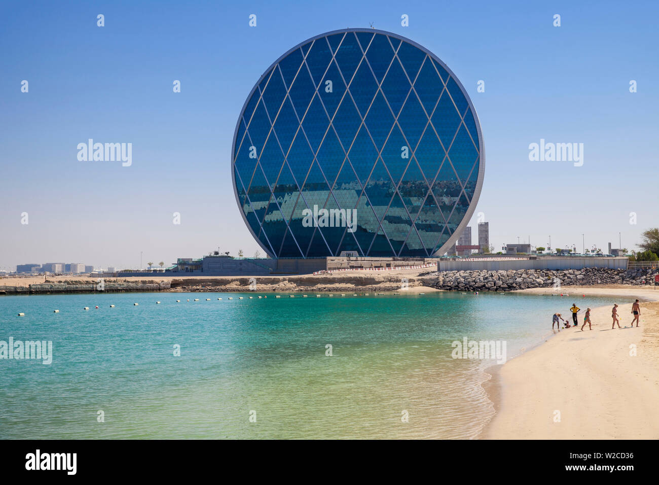 Emirati Arabi Uniti, Abu Dhabi, Al Raha, vista di Aldar Headquarters - il primo edificio circolare in Medio Oriente - e alla spiaggia di Al Raha Beach Hotel Foto Stock