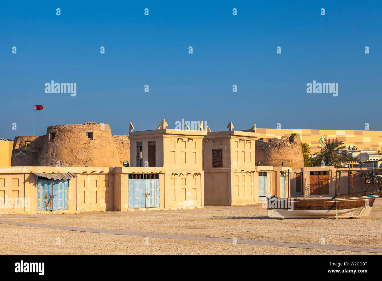 Il Bahrain, Manama, Forte di Arad e edifici tradizionali con torri del vento Foto Stock