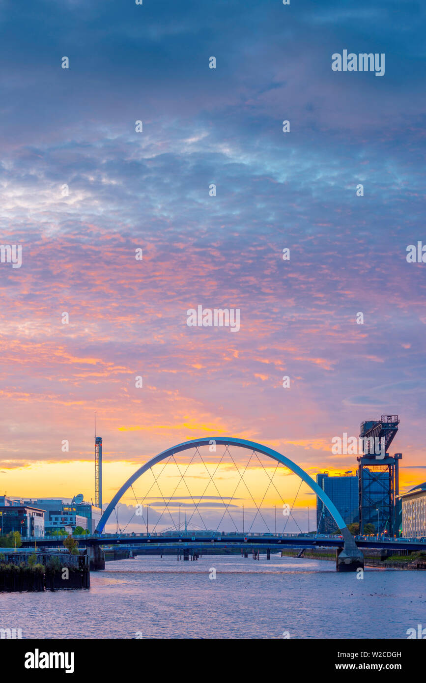 Regno Unito, Scozia, Glasgow, sul fiume Clyde, Finnieston gru e la Clyde Arc, soprannominato il Squinty Bridge Foto Stock