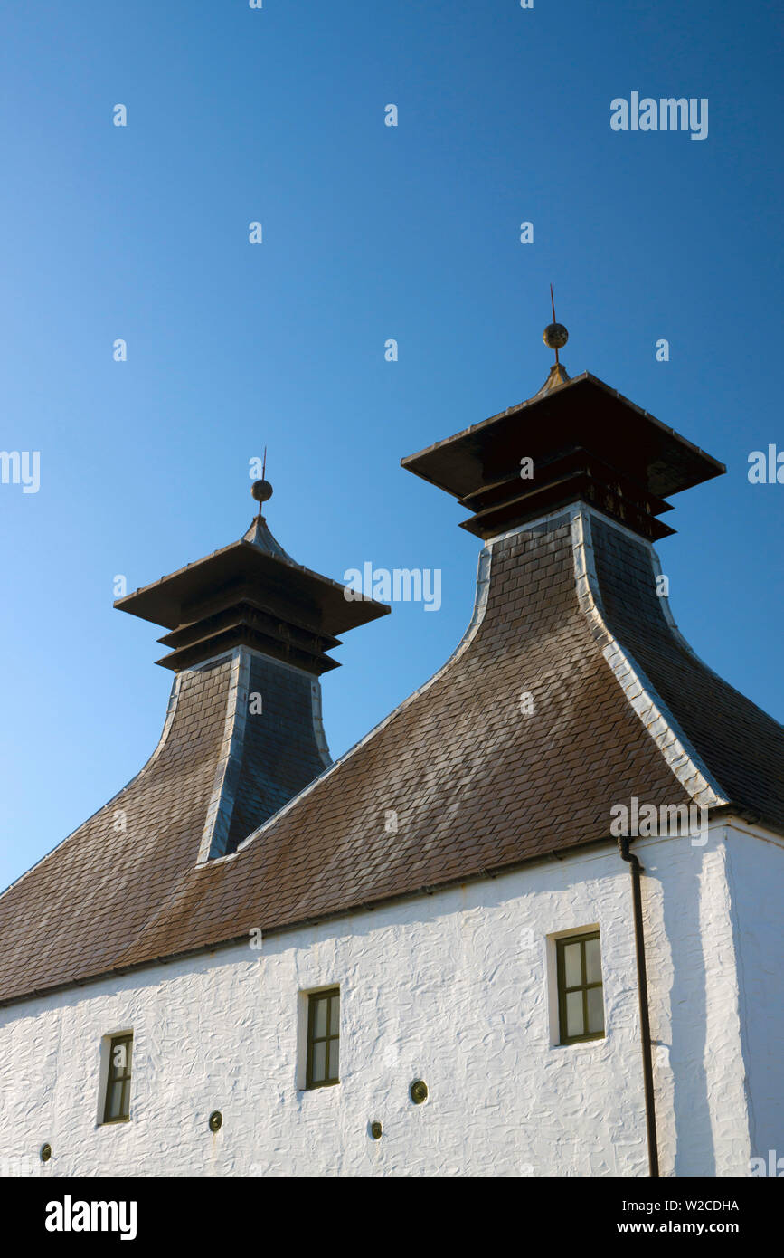 Regno Unito, Scozia, Argyll and Bute, Islay, Ardbeg distilleria di whisky, Pagoda tetto al di sopra della torba forni. Foto Stock