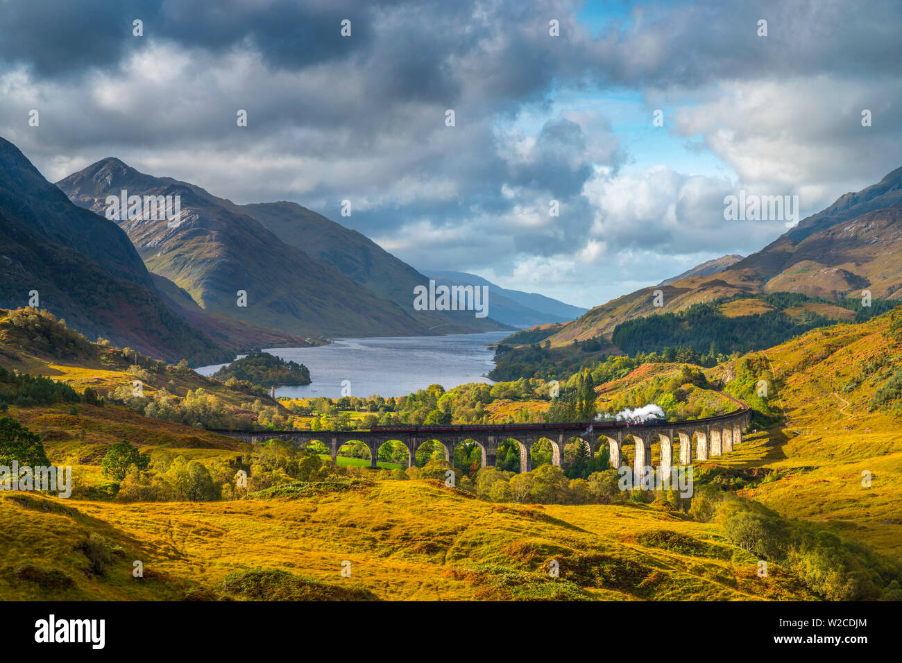 Regno Unito, Scozia, Highland, Loch Shiel, Glenfinnan, Glenfinnan viadotto ferroviario, parte del West Highland Line, il giacobita treno a vapore, reso famoso in JK Rowling Harry Potter come la scuola di Hogwarts Express Foto Stock