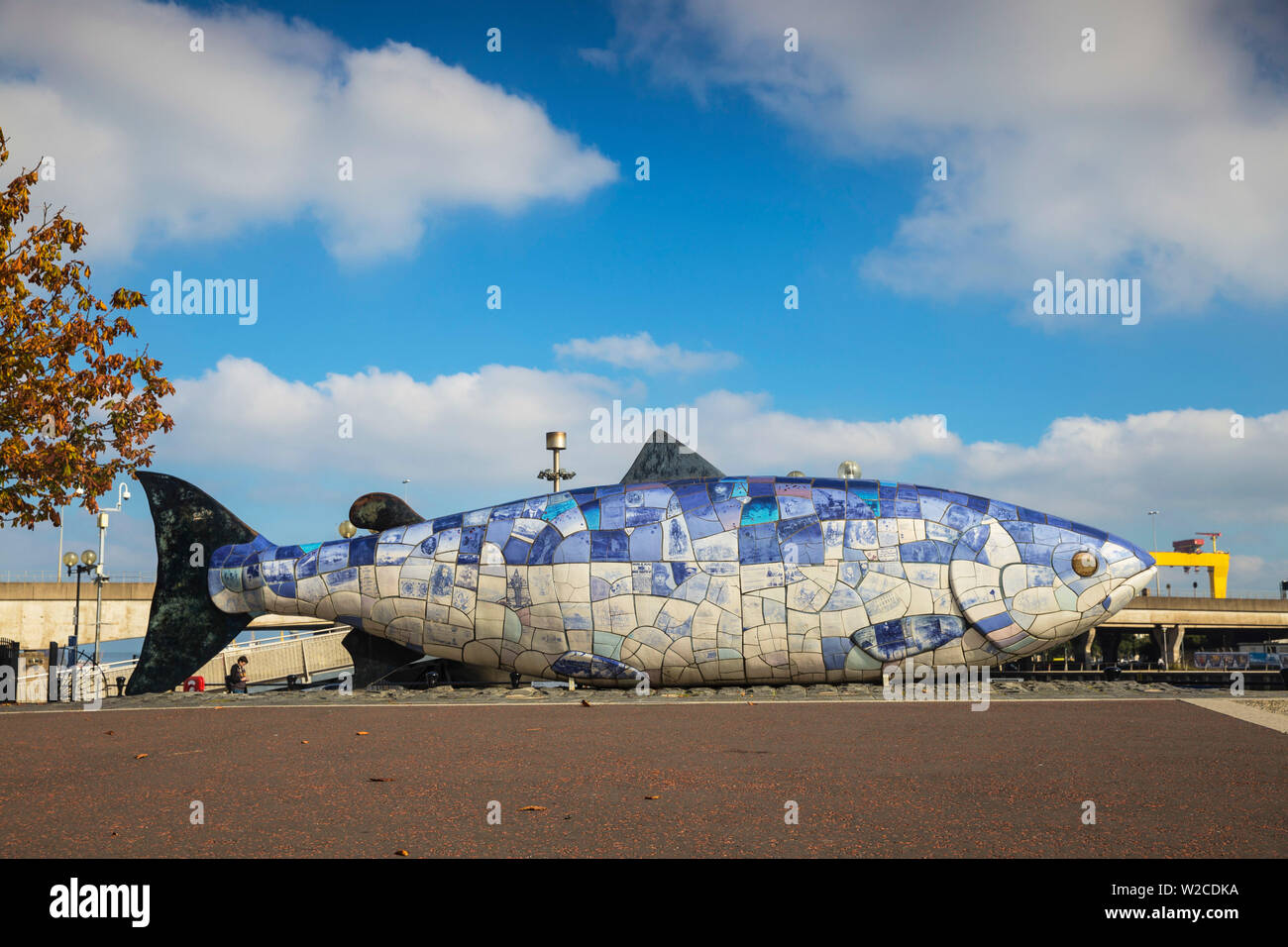 Regno Unito e Irlanda del Nord, Belfast, La grande scultura di pesce da John gentilezza - le piastrelle di ceramica ognuna racconta una storia di Belfast Foto Stock