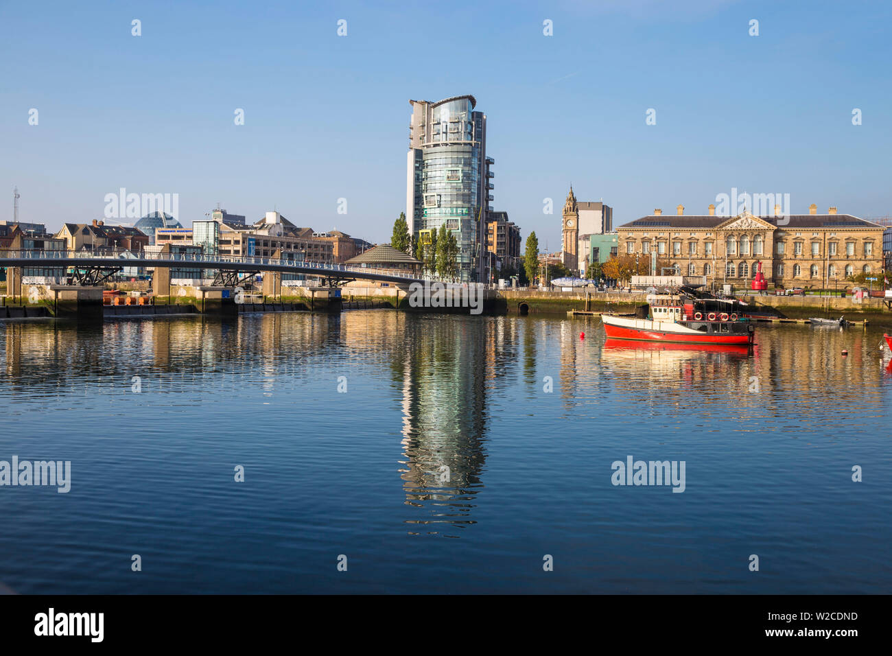 Regno Unito e Irlanda del Nord, Belfast, l'edificio di barca sul lungofiume di Lagan Foto Stock
