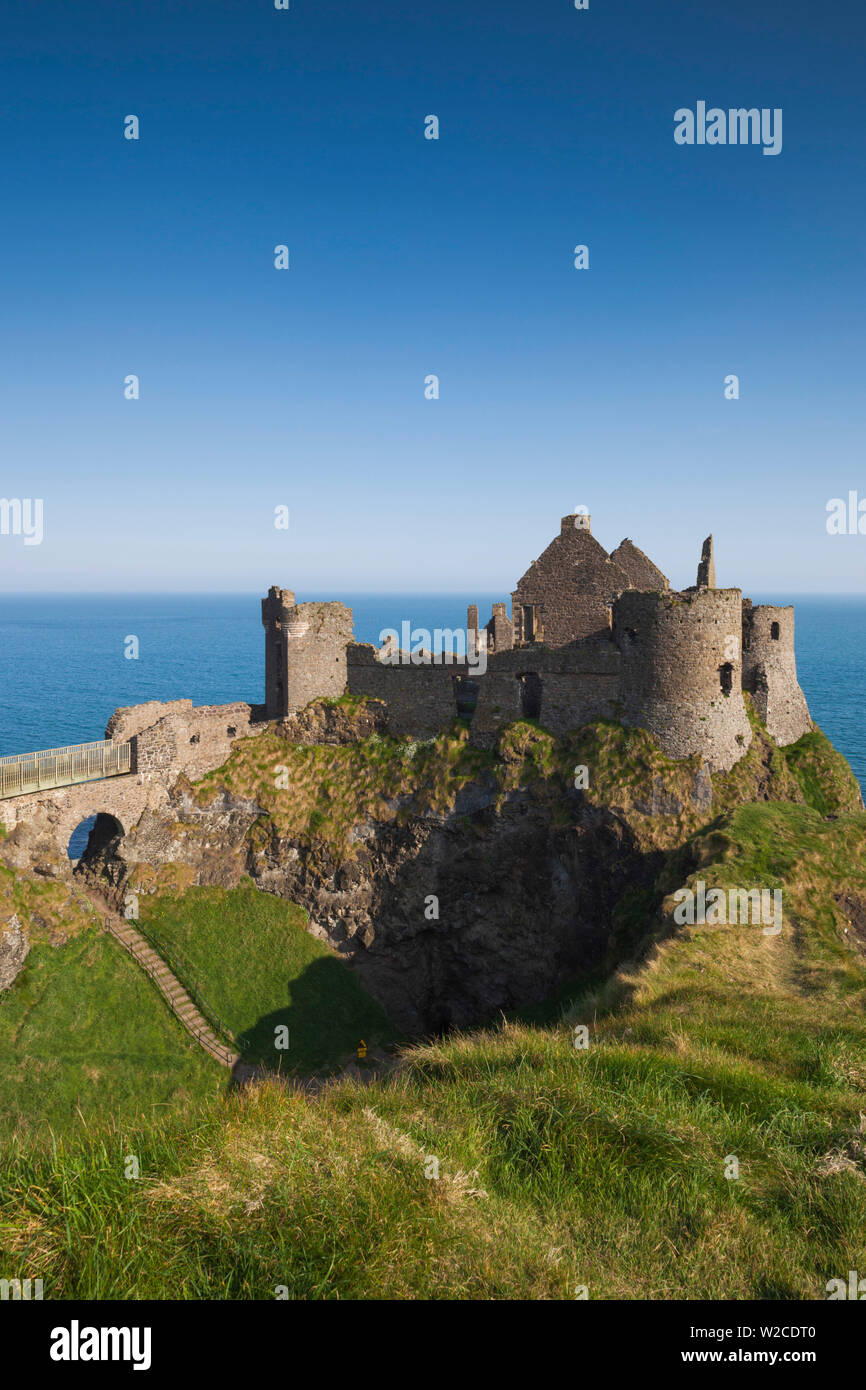 Regno Unito e Irlanda del Nord, nella contea di Antrim, Bushmills, Dunluce Castle rovine Foto Stock