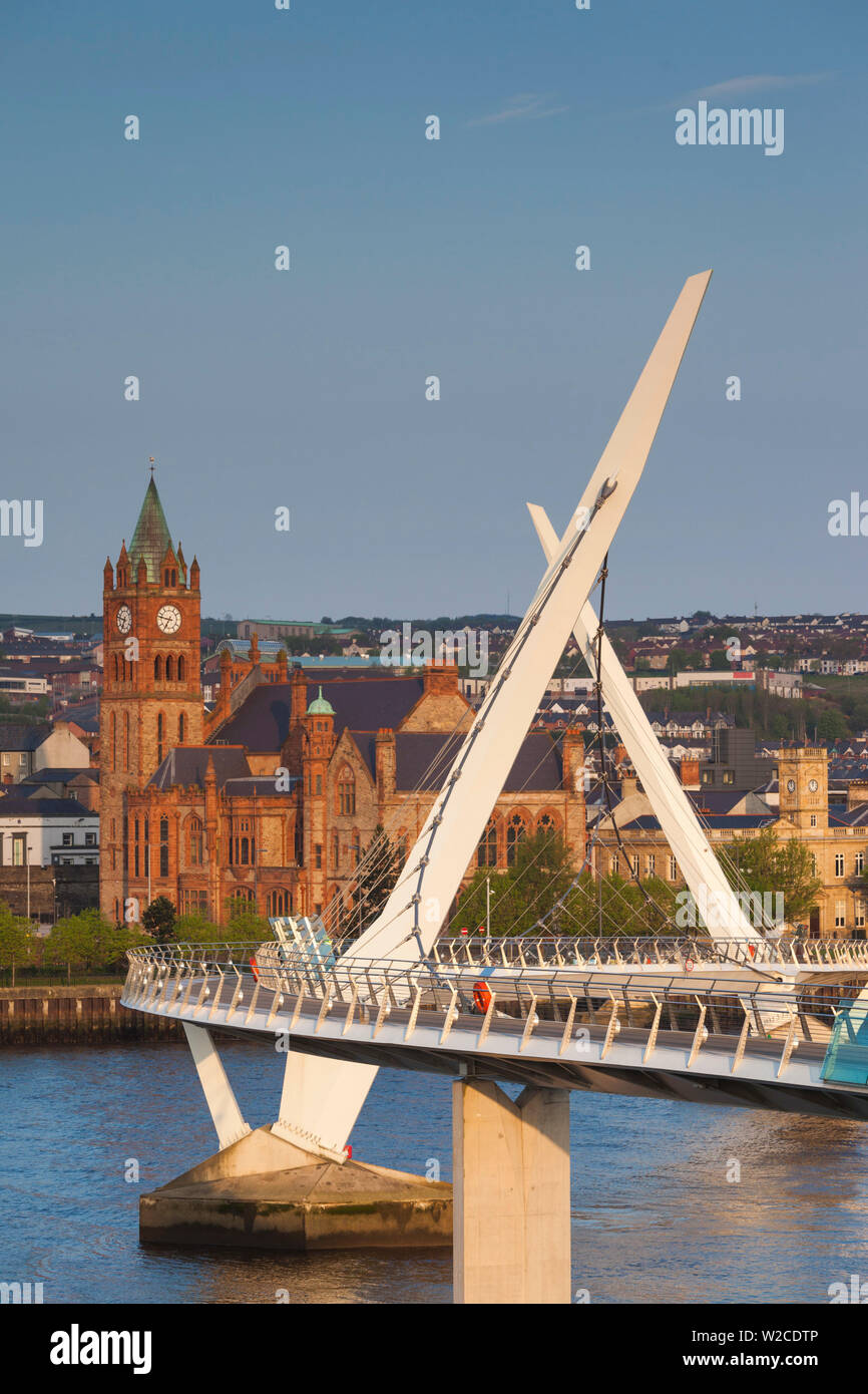 Regno Unito e Irlanda del Nord, nella contea di Londonderry, Derry, il ponte di pace al di là del Fiume Foyle, 2011, alba Foto Stock