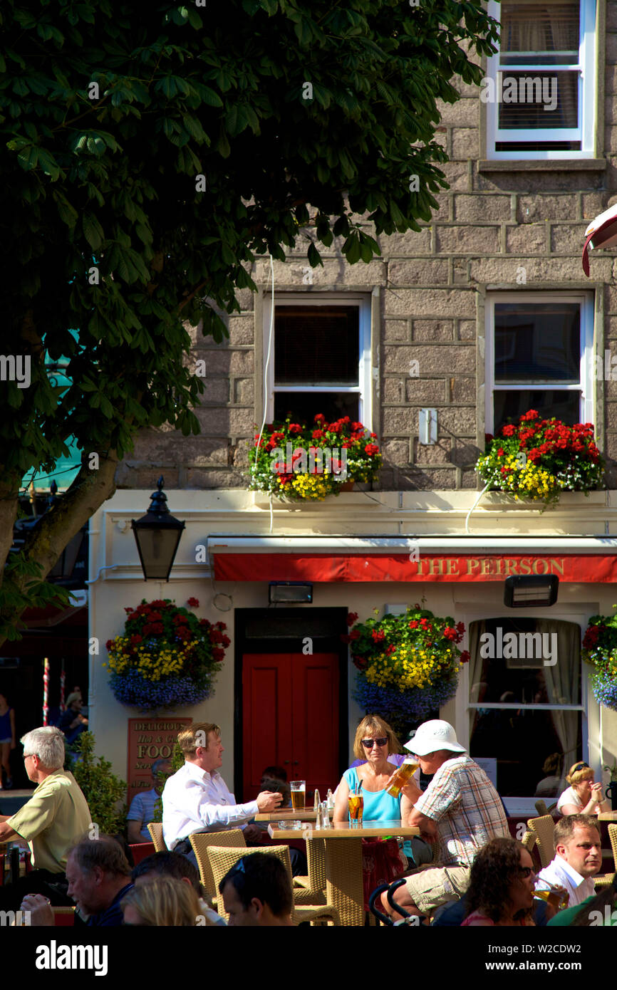 Persone bere al bar esterno, Royal Square, St. Helier, Jersey, Isole del Canale Foto Stock