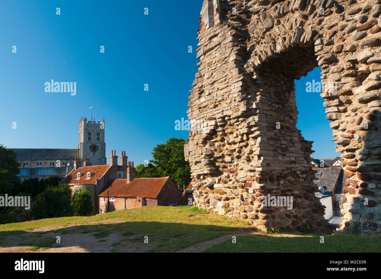 Regno Unito, Inghilterra, Dorset, Christchurch Christchurch Priory da Christchurch Castle Foto Stock