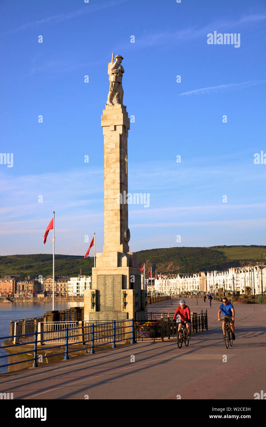 I ciclisti sul lungomare di Douglas con War Memorial, Douglas, Isola di Man Foto Stock