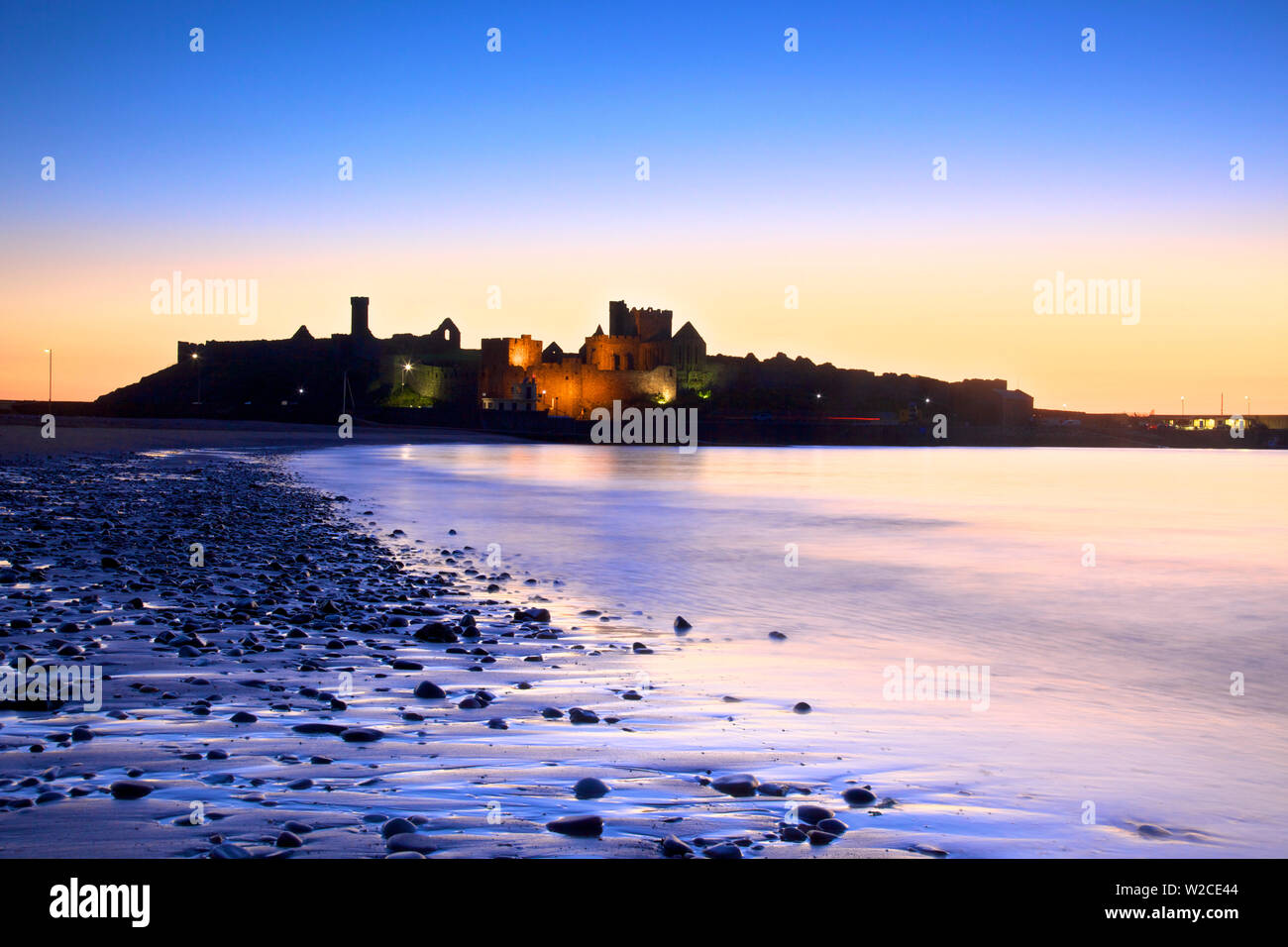 Il castello di pelatura al crepuscolo, San Patrizio isola, Isola di Man Foto Stock