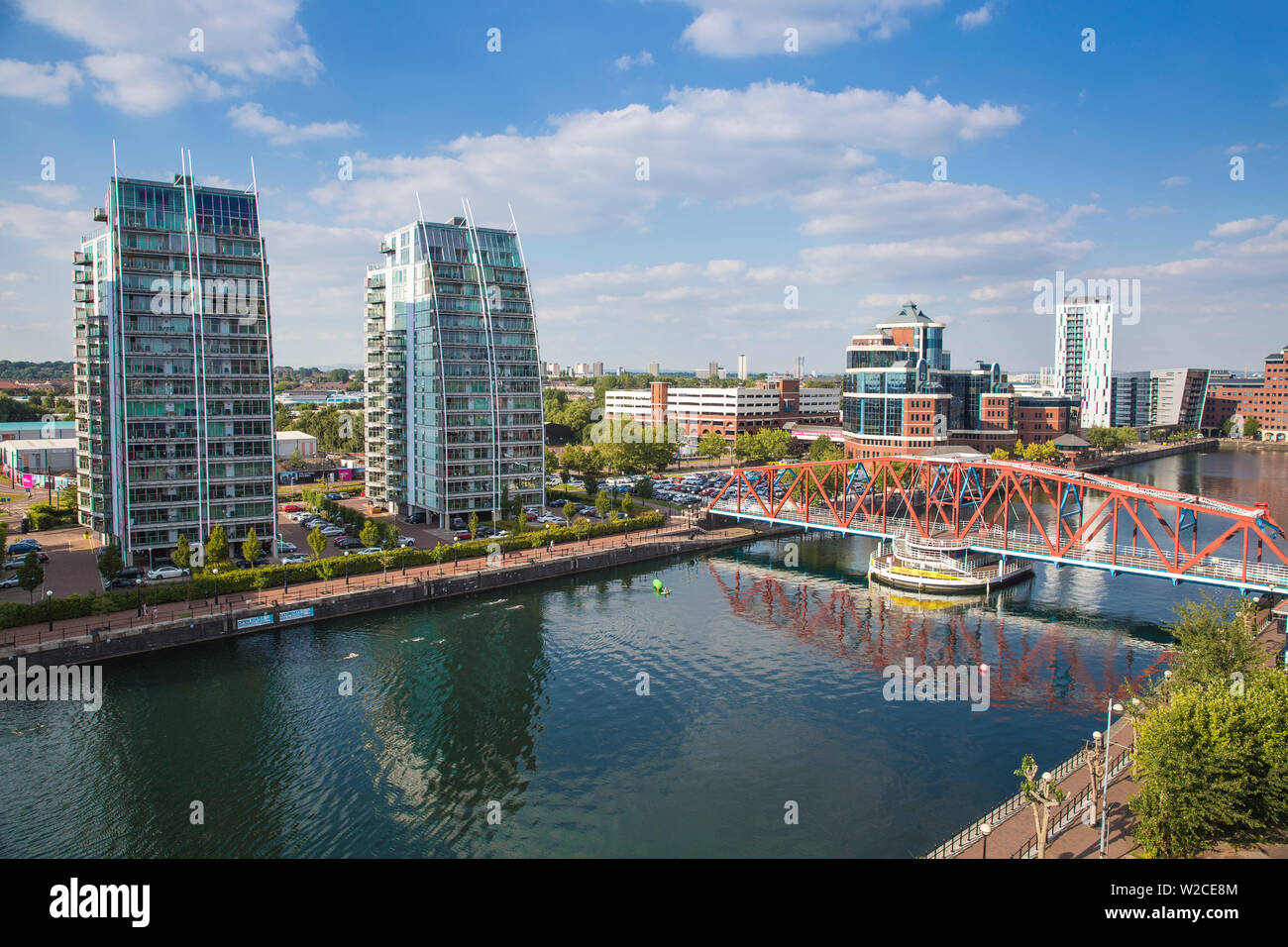 Regno Unito, Inghilterra, Manchester, Salford, Salford Quays, vista del bacino di Huron e NV edifici Foto Stock