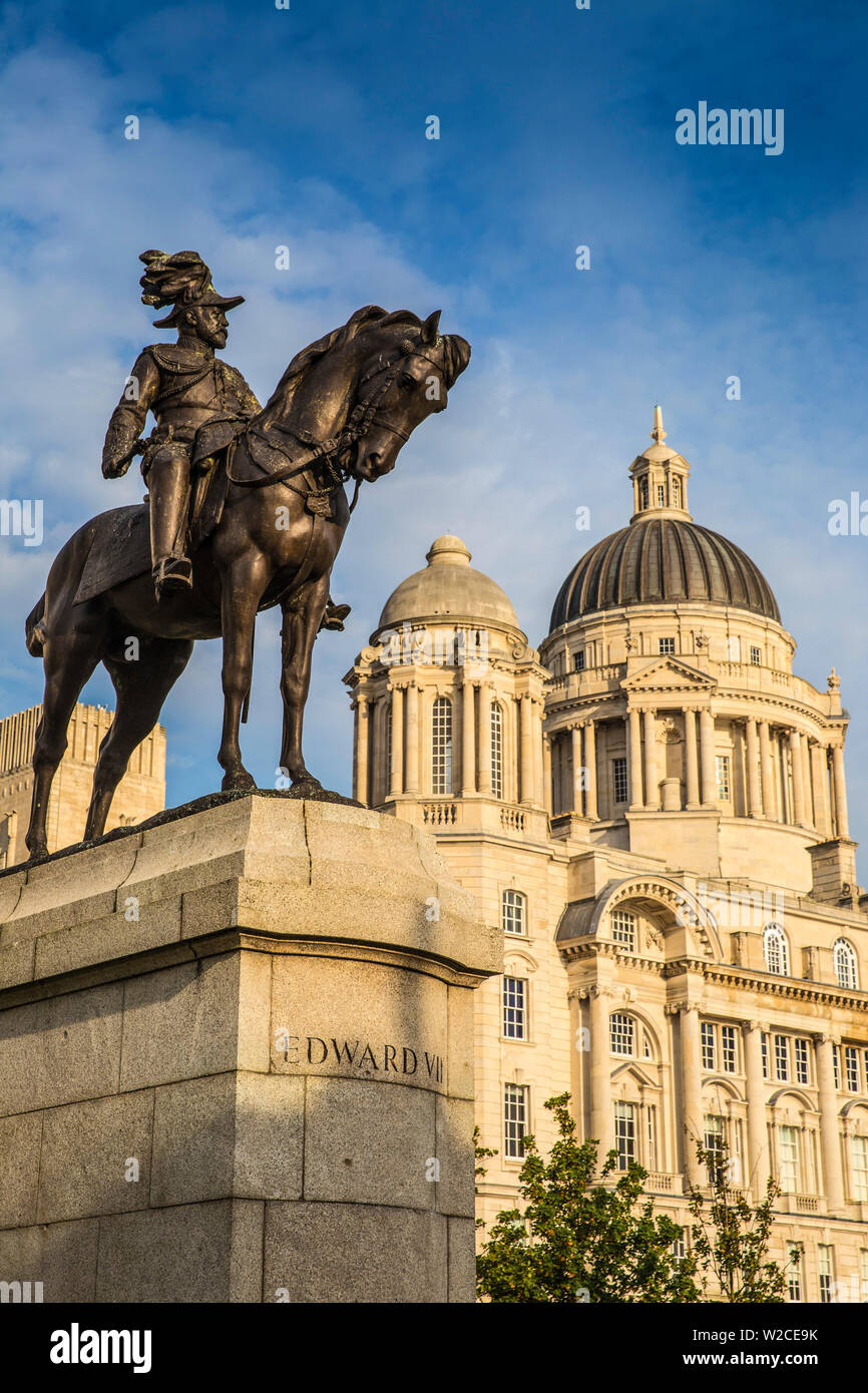 Regno Unito, Inghilterra, Merseyside, Liverpool, statua del re Edward VII di fronte al porto di Liverpool edificio - uno dei tre edifici grazie Foto Stock