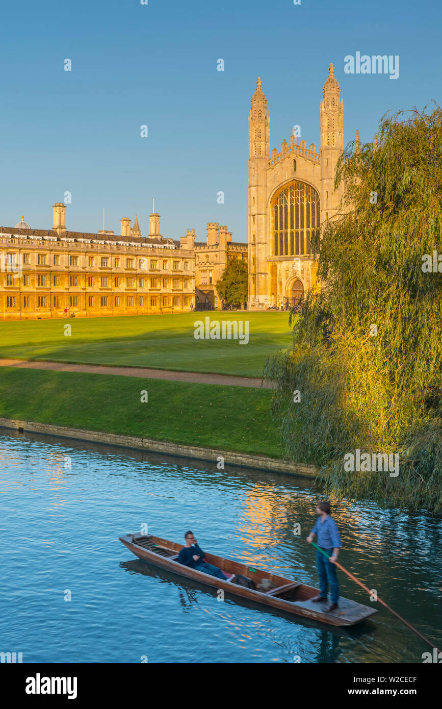 Regno Unito, Inghilterra, Cambridgeshire, Cambridge, spalle, King's College e King's College Chapel sul fiume Cam, persone punting Foto Stock
