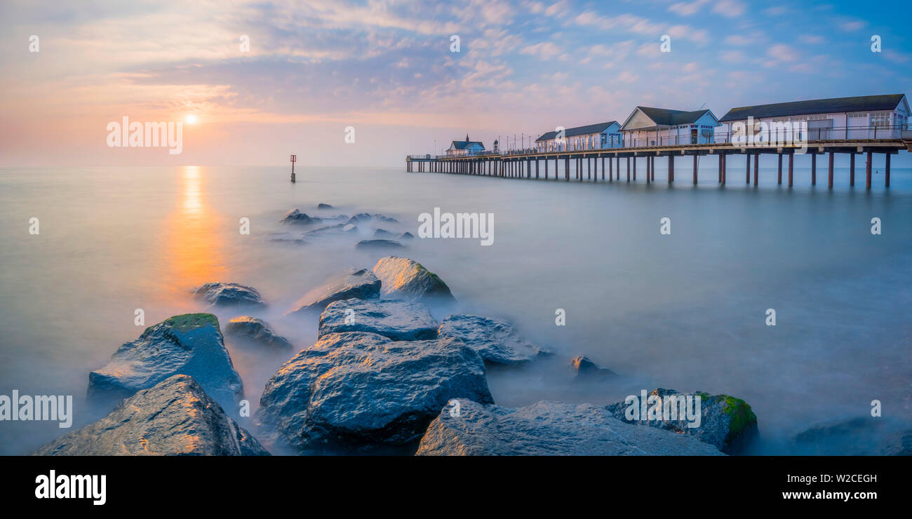 Regno Unito, Inghilterra, Suffolk, Southwold, Southwold Pier all'alba Foto Stock