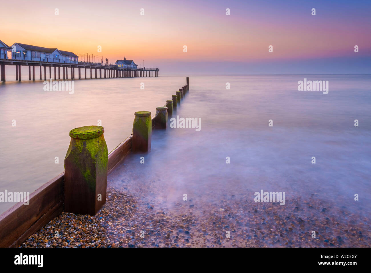 Regno Unito, Inghilterra, Suffolk, Southwold, Southwold Pier all'alba Foto Stock