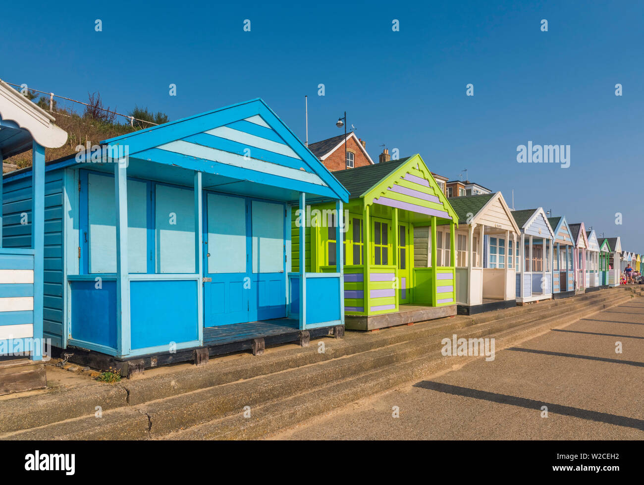 Regno Unito, Inghilterra, Suffolk, Southwold, Promenade, Spiaggia Capanne Foto Stock