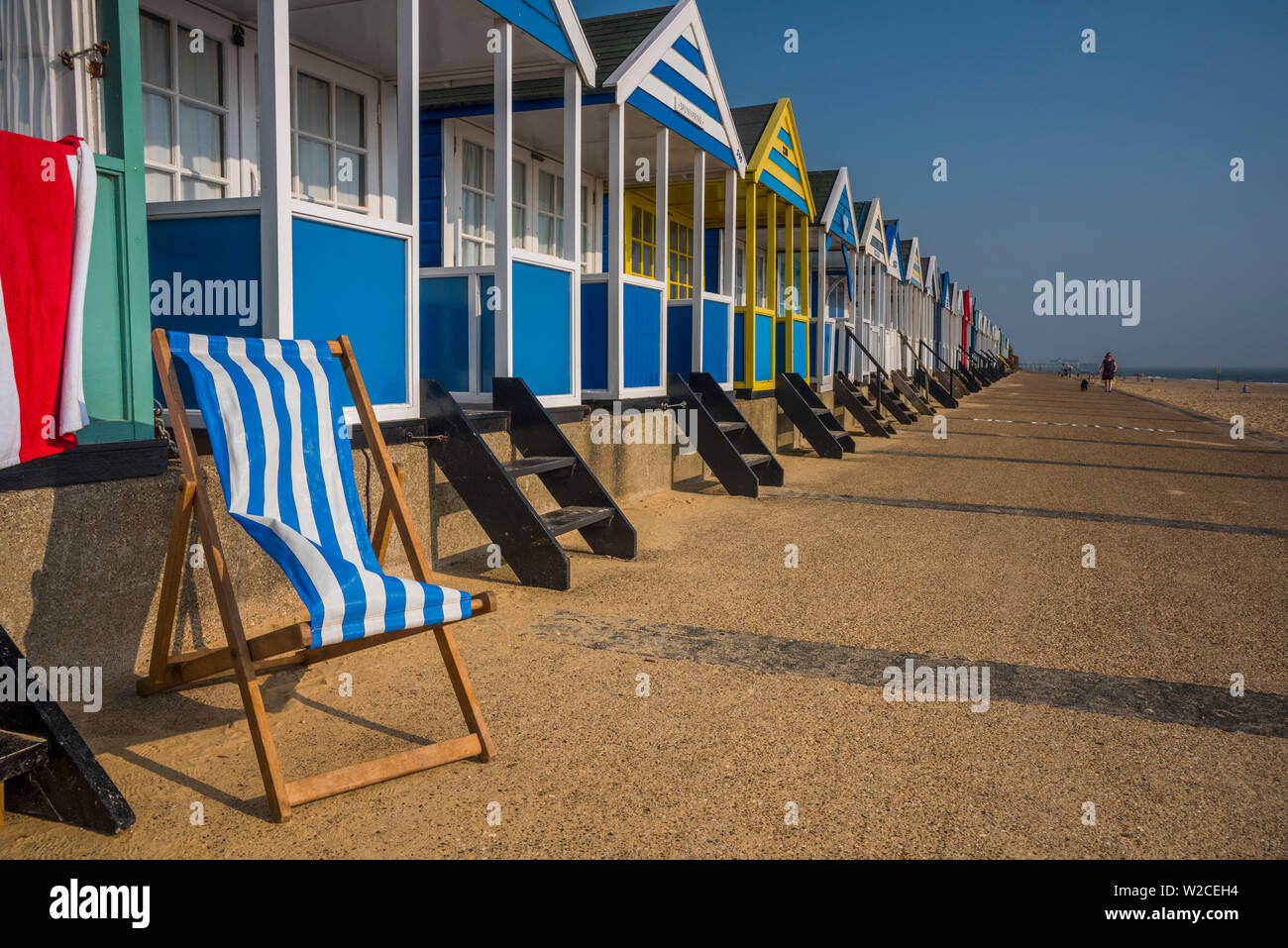 Regno Unito, Inghilterra, Suffolk, Southwold, Promenade, Spiaggia Capanne Foto Stock