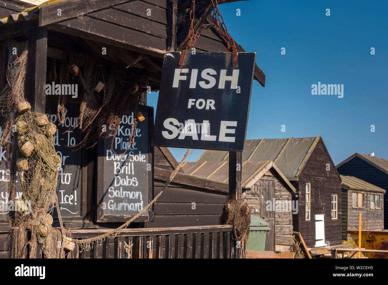 Regno Unito, Inghilterra, Suffolk, Southwold, Fiume Blyth, pescatori di capanne, il pesce per la vendita Foto Stock