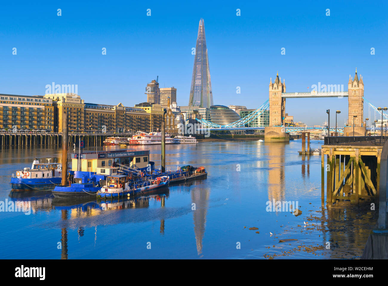 Regno Unito, Inghilterra, Londra, il fiume Tamigi e il Tower Bridge e la Shard, dall'architetto Renzo Piano Foto Stock