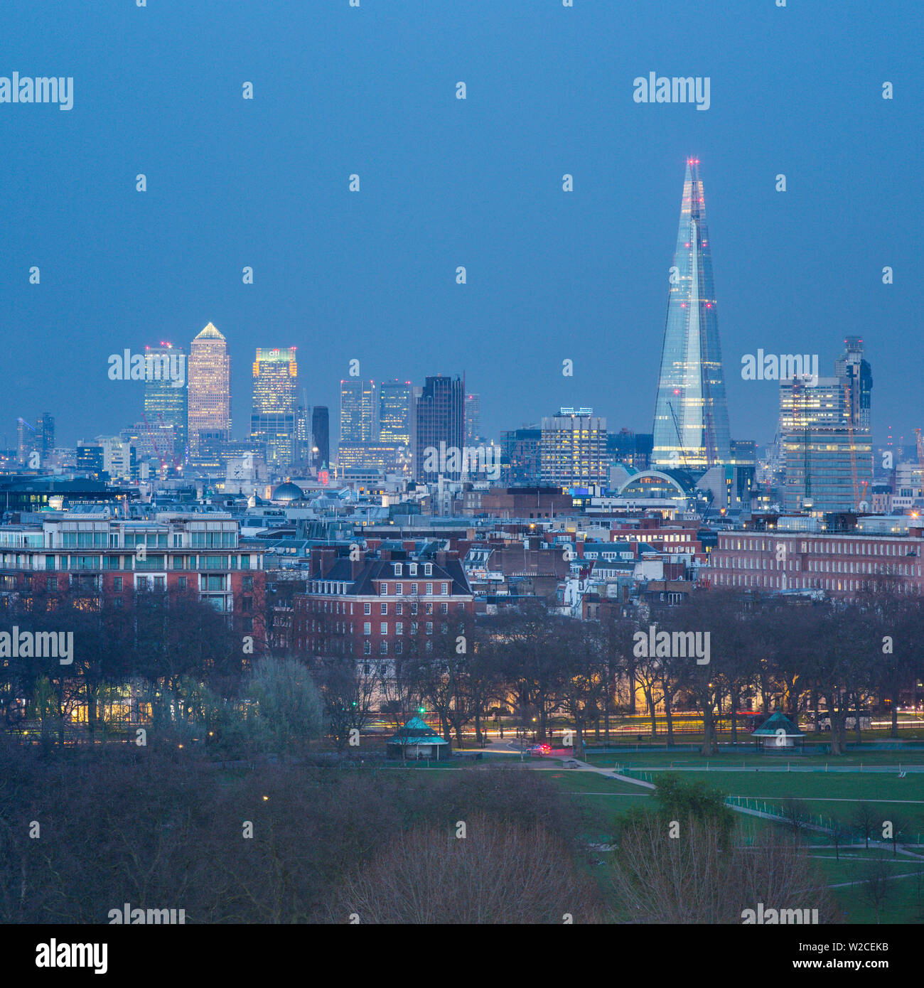 La Shard, Canary Wharf e dello skyline di Londra al di sopra di Hyde Park, London, England, Regno Unito Foto Stock