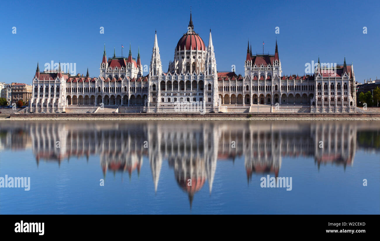 Budapest al giorno con la riflessione in acqua Foto Stock
