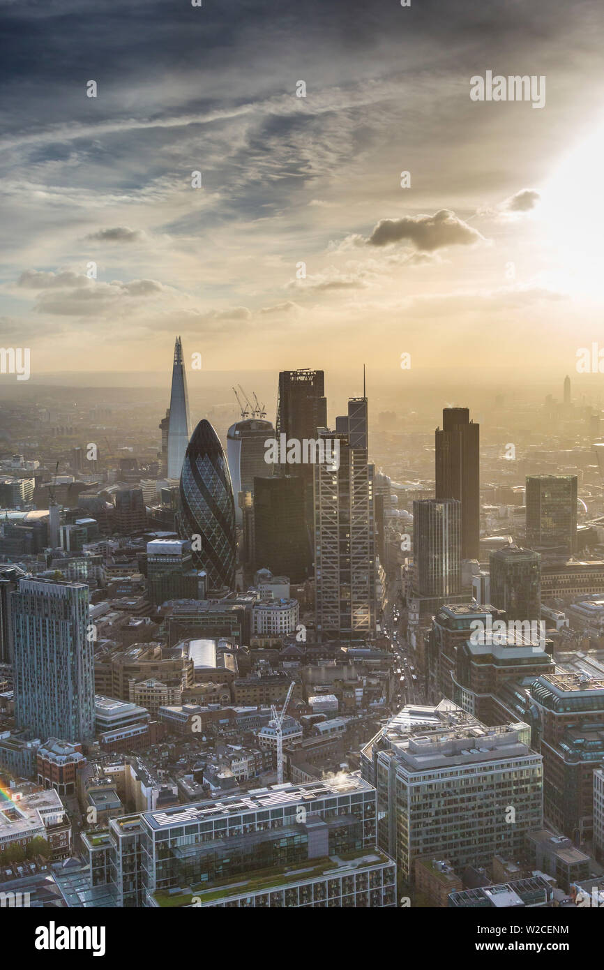 Vista aerea da elicottero, Shard & City of London, Londra, Inghilterra Foto Stock