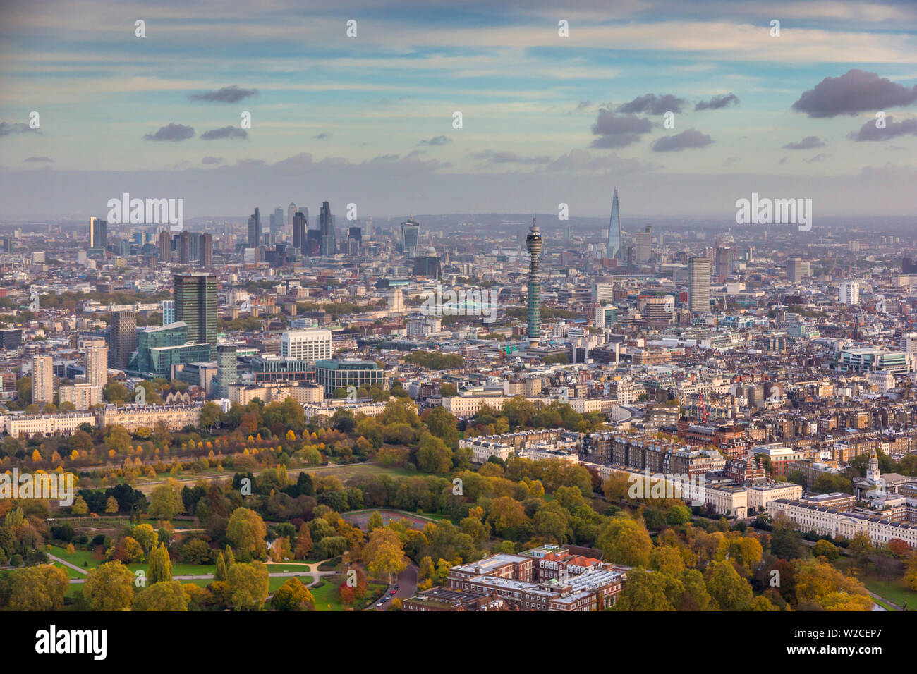 Vista aerea da elicottero, Regents Park, BT Tower, Shard & City of London, Londra, Inghilterra Foto Stock