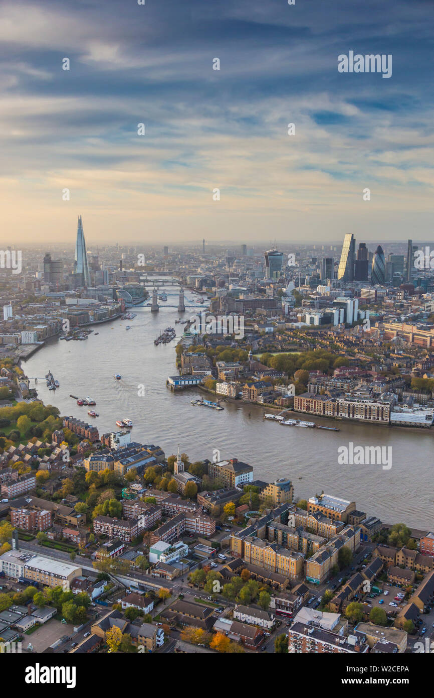 Vista aerea da elicottero, Shard, il Tamigi e la City of London, Londra, Inghilterra Foto Stock