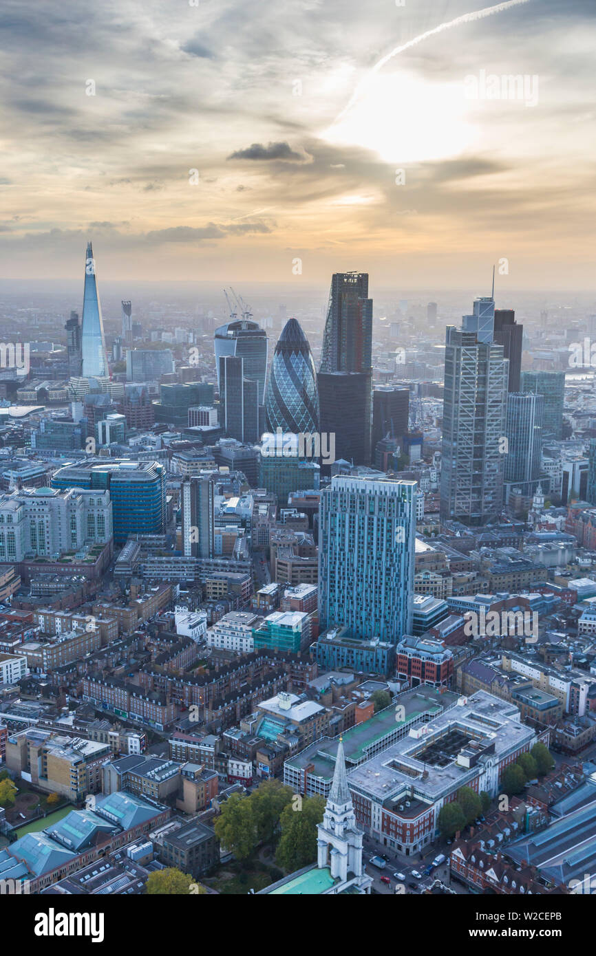 Vista aerea da elicottero, la City di Londra e la Shard, Londra, Inghilterra Foto Stock