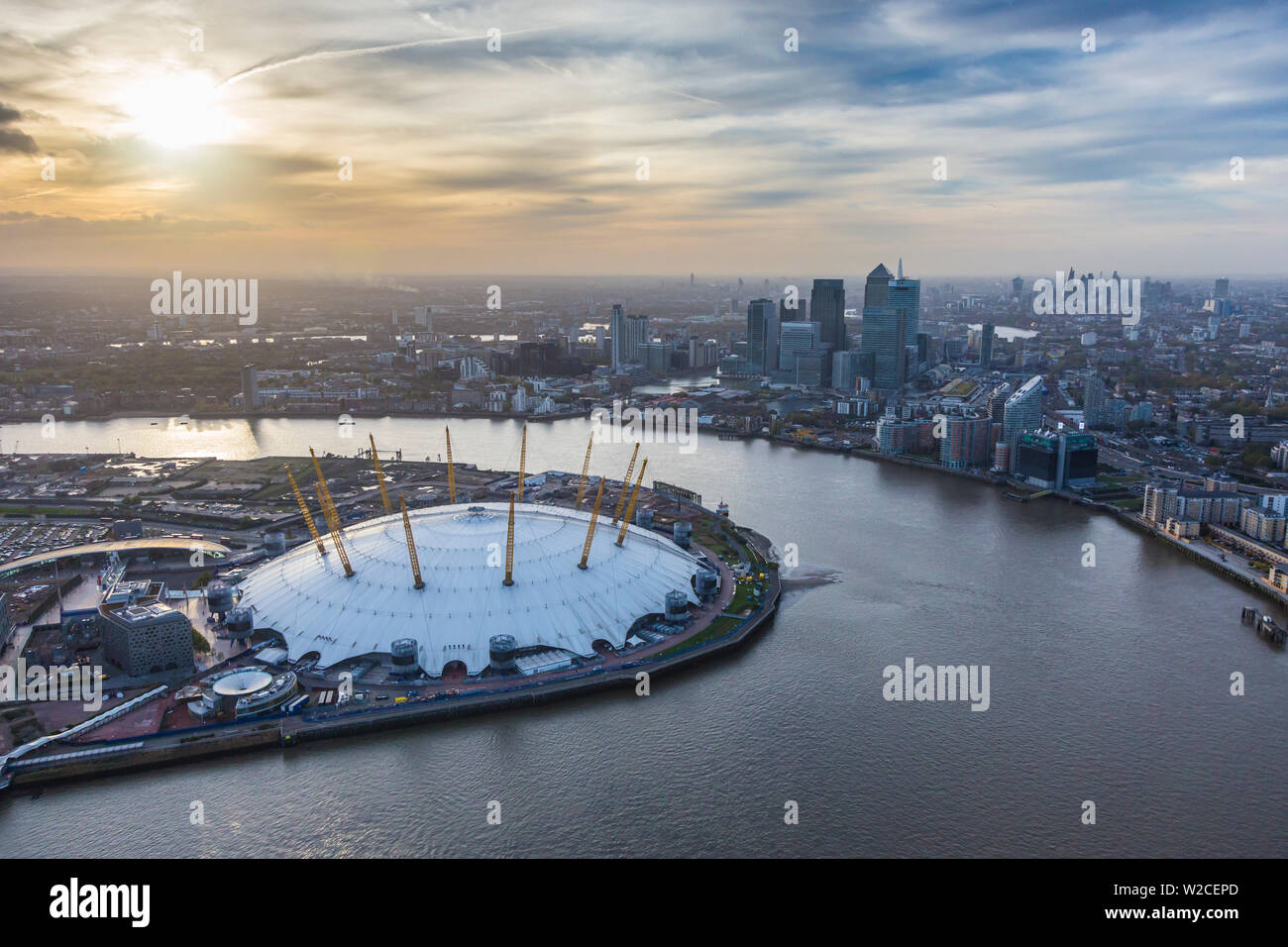 Vista aerea da elicottero, Canary Wharf e l'O2 Arena, Londra, Inghilterra Foto Stock