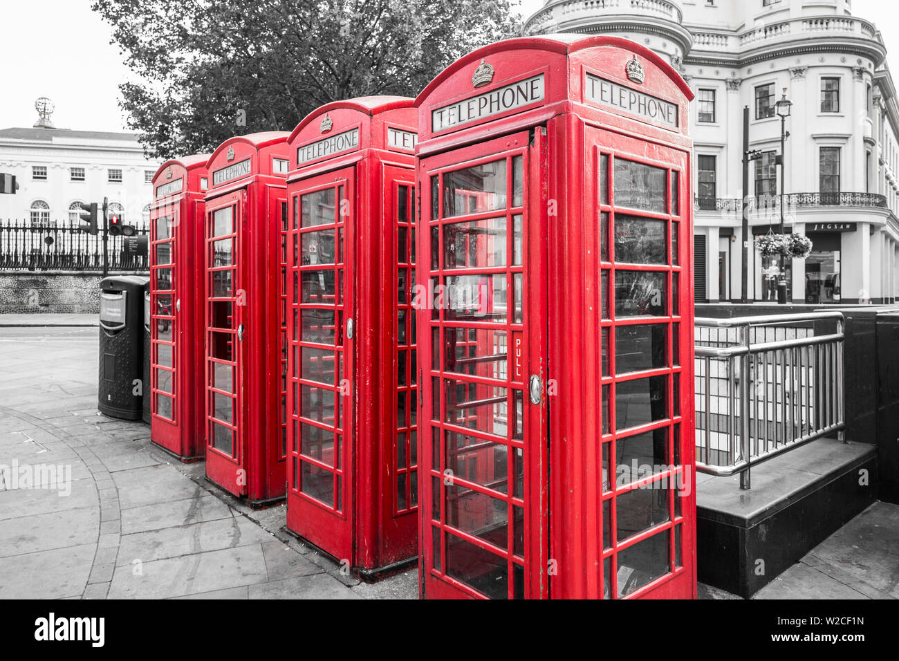 4 cabine telefoniche rosse, London, England, Regno Unito Foto Stock