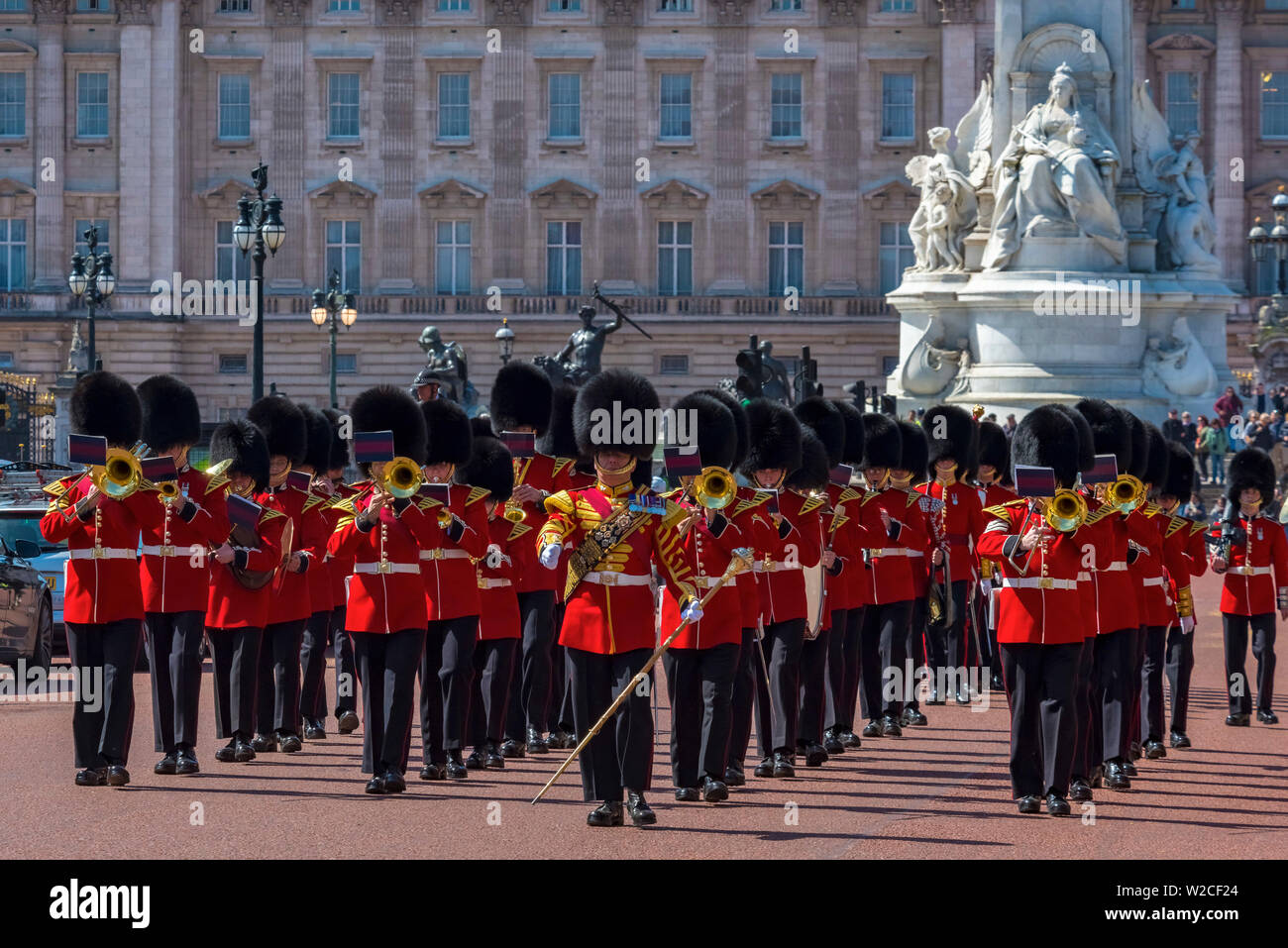 Regno Unito, Inghilterra, Londra, The Mall, Buckingham Palace, il cambio della guardia Foto Stock