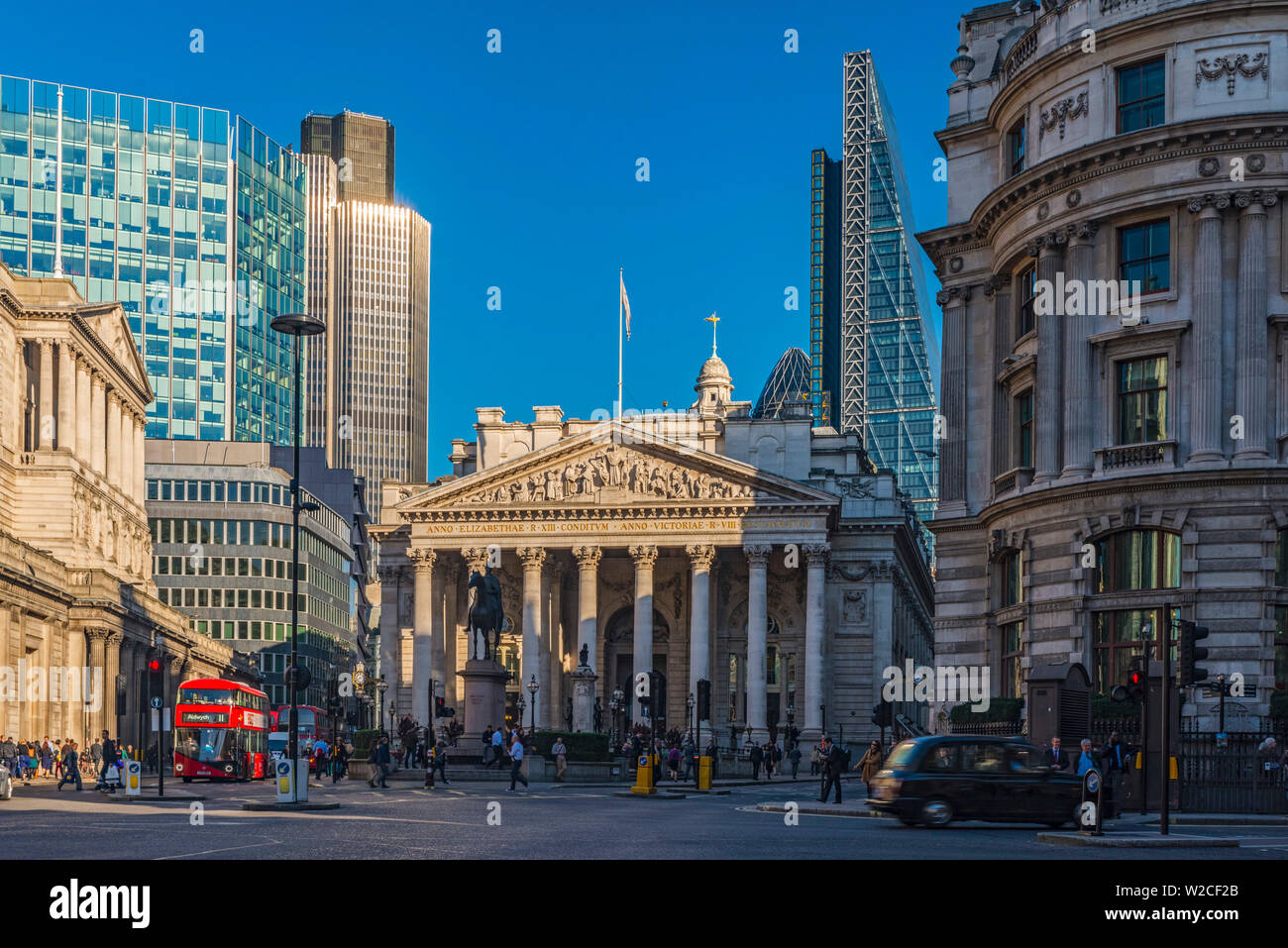 Regno Unito, Inghilterra, Londra, la città, la Bank of England (sinistra) e il Royal Exchange, torre 42 (ex NatWest Torre) e l'Cheesegrater (122 Leadenhall Street) in background Foto Stock