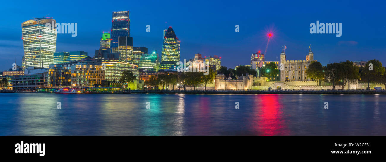 Regno Unito, Inghilterra, Londra, la città, il (Walkie-Talkie 20 Fenchurch Street), Cheesegrater (122 Leadenhall Street) , Gherkin (30 St Mary Axe) e la Torre di Londra Foto Stock