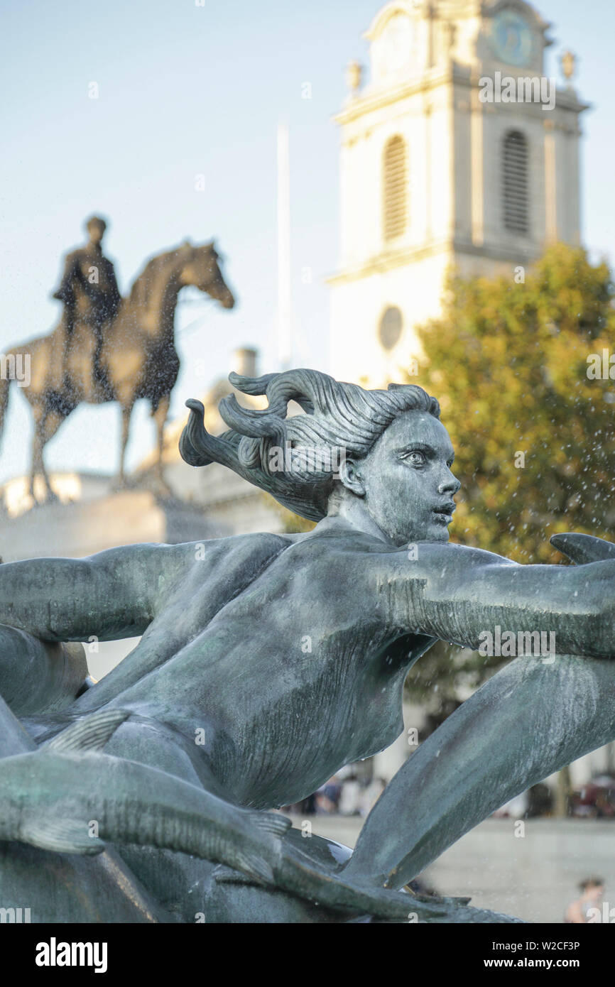 Statua in una fontana in Trafalgar Square a Londra, Inghilterra, Regno Unito Foto Stock