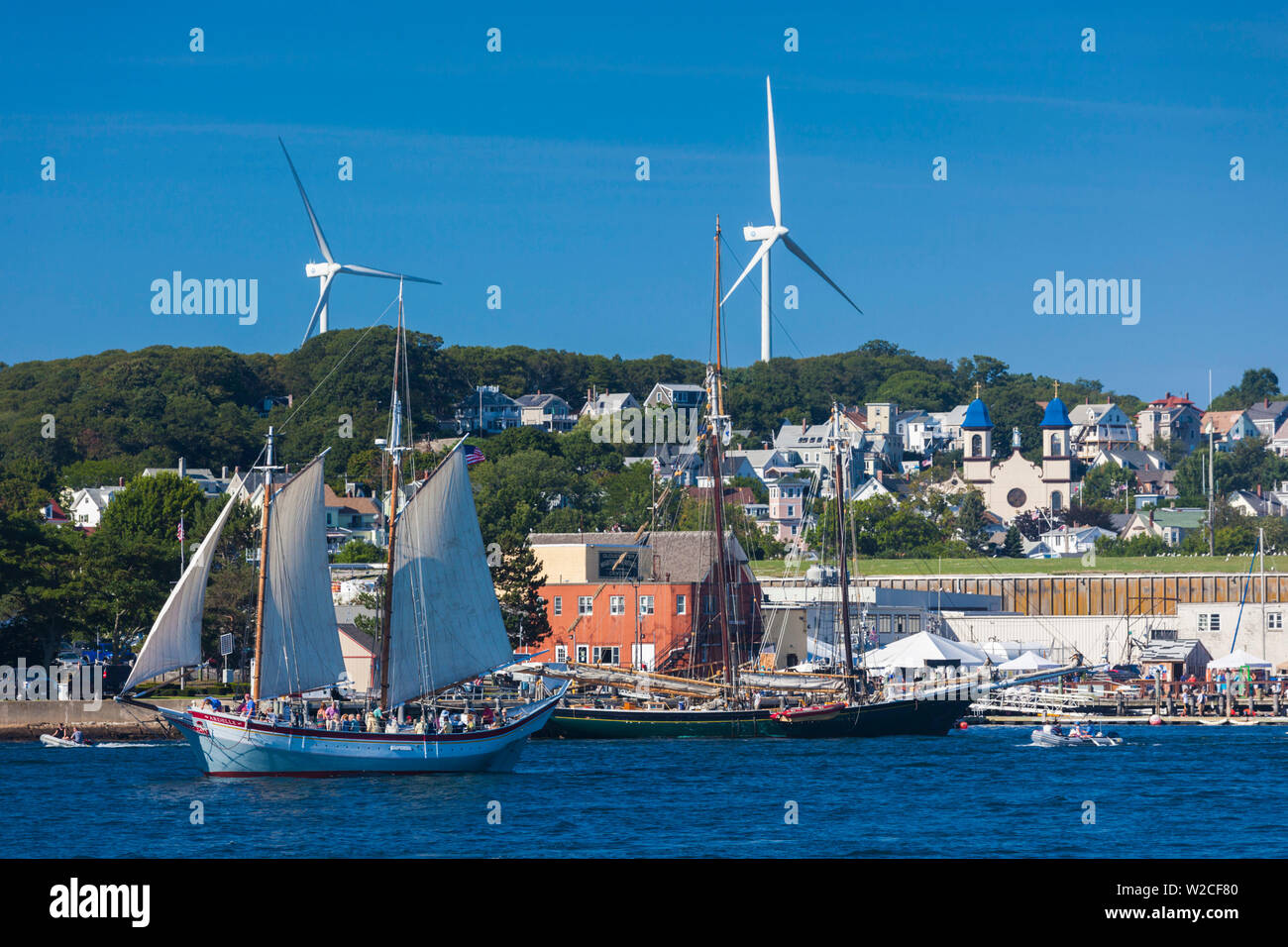 Stati Uniti d'America, Massachusetts, Cape Ann, Gloucester, annuale Gloucester Schooner Festival, centro marittimo pier con la goletta Columbia Foto Stock