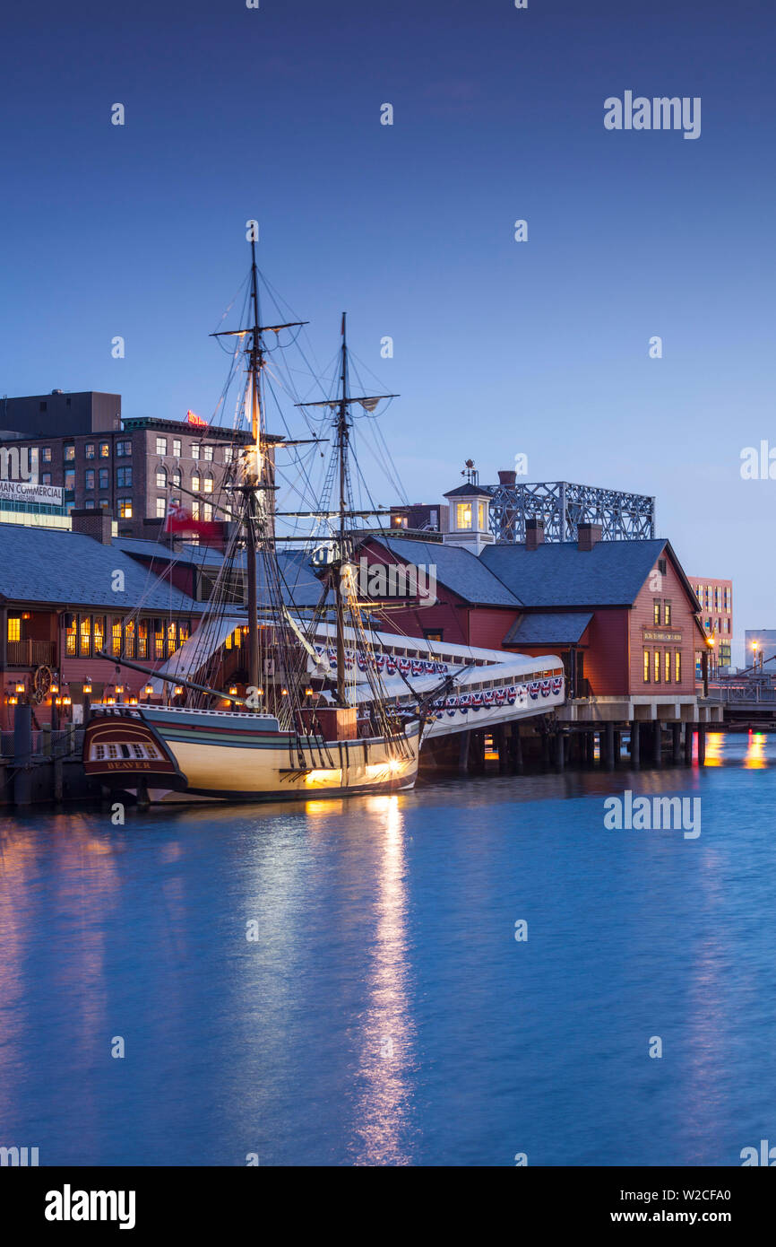 Stati Uniti d'America, Massachusetts, Boston Boston Tea Party Museum, Fort Point Channel, crepuscolo Foto Stock